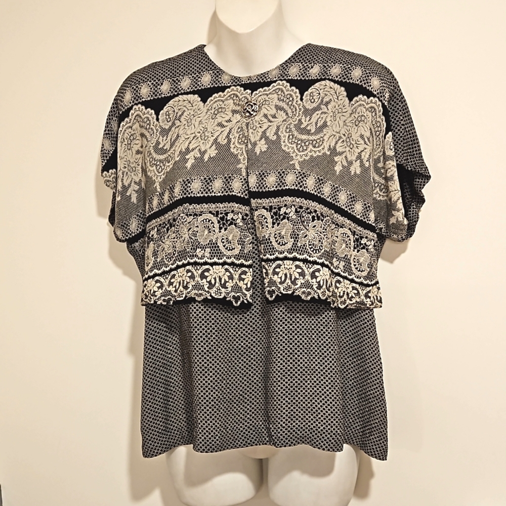Lia G. Petite Black & white graphic scroll lace design top Med Petite